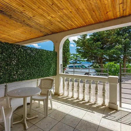 Apartment Lory *
